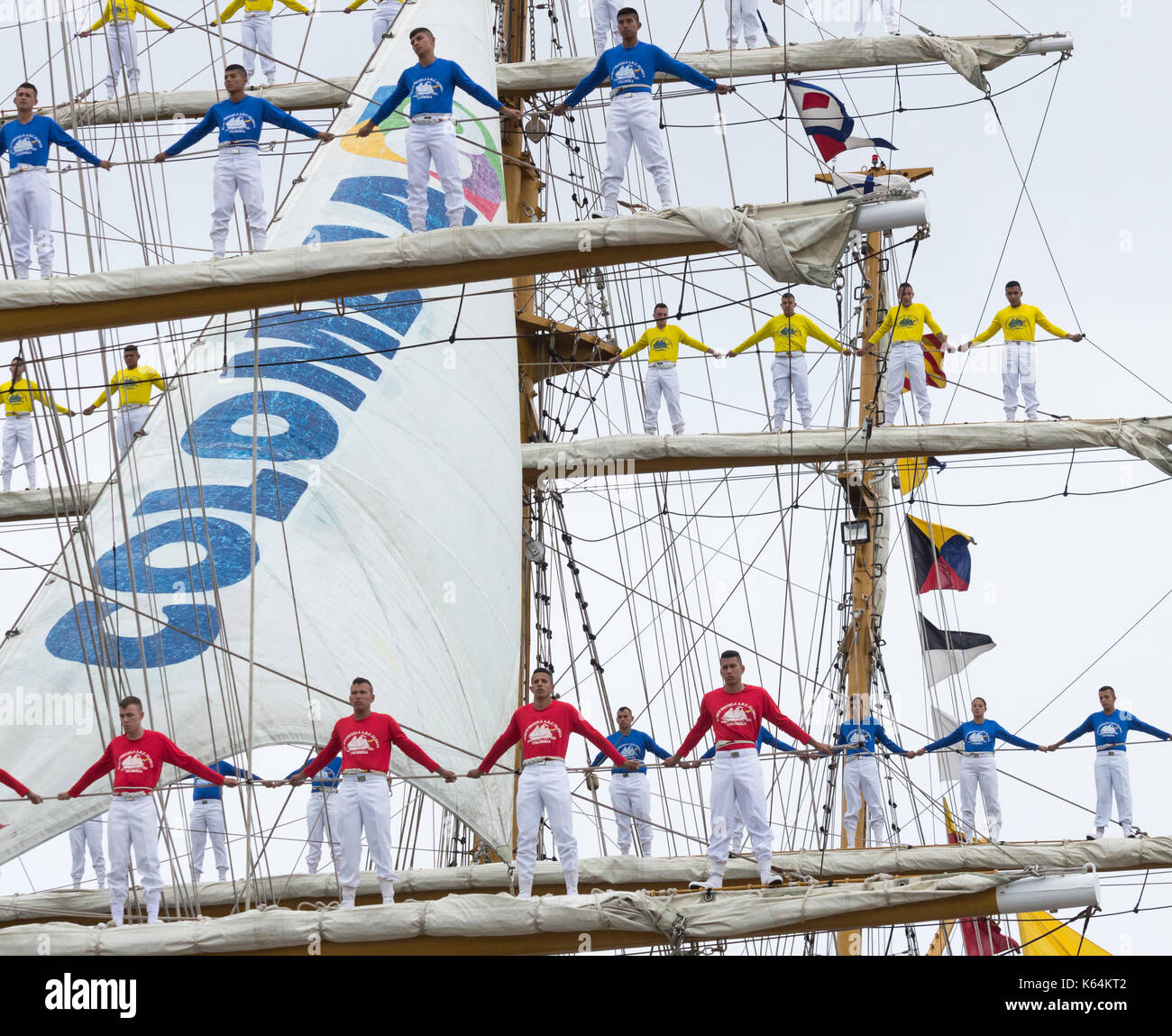 Las Palmas de Gran Canaria, Isole Canarie, Spagna. Undicesimo Sep, 2017. Equipaggio di Tall Ship ARC Gloria, un colombiano formazione navy ship, scalare le manovre come la nave lascia Las Palmas de Gran Canaria e teste per la Colombia dopo sei mesi in mare. Foto Stock