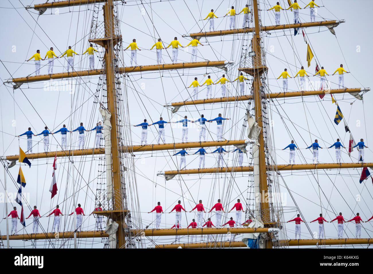 Las Palmas de Gran Canaria, Isole Canarie, Spagna. Undicesimo Sep, 2017. Equipaggio di Tall Ship ARC Gloria, un colombiano formazione navy ship, scalare le manovre come la nave lascia Las Palmas de Gran Canaria e teste per la Colombia dopo sei mesi in mare. Foto Stock