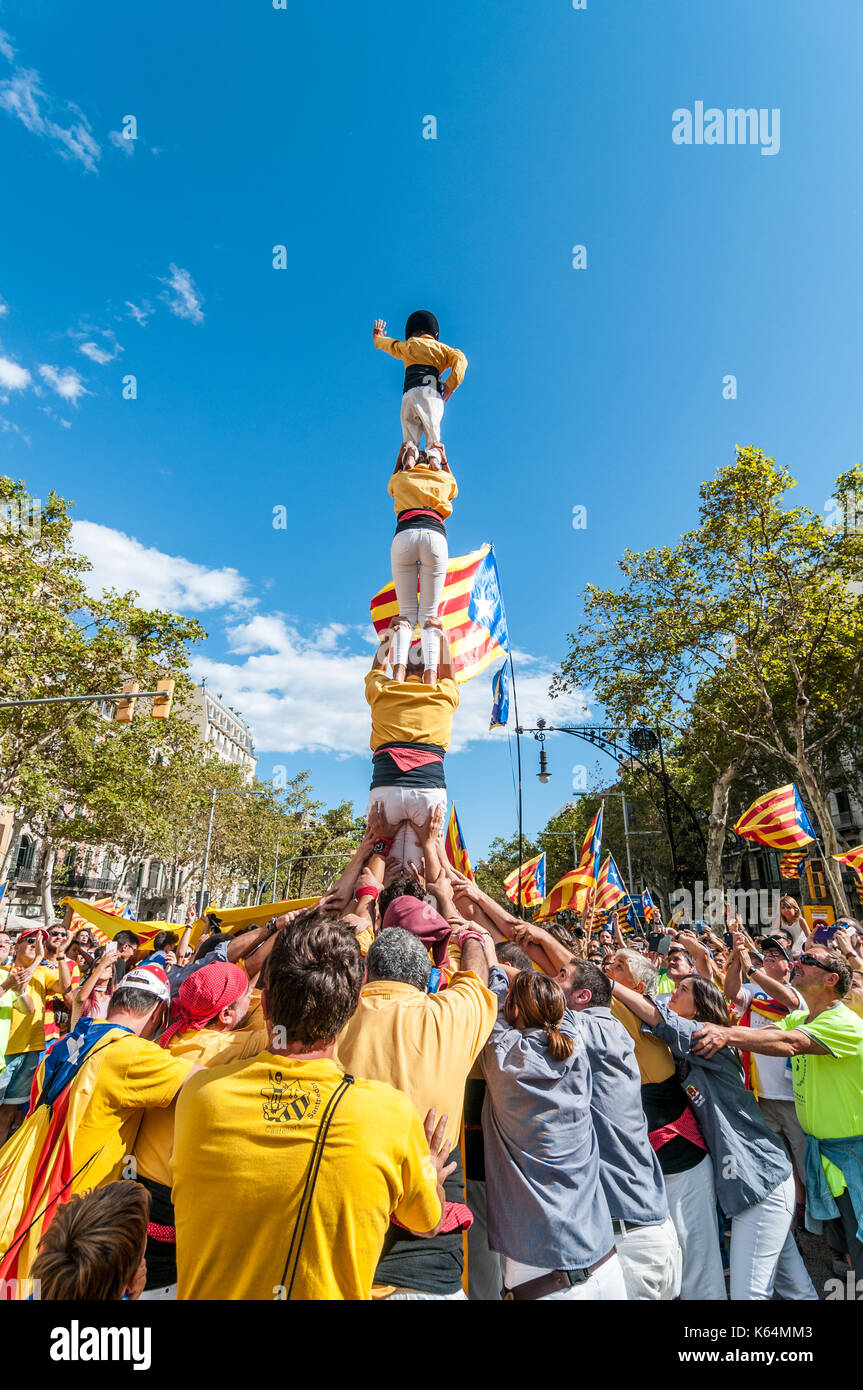 Barcellona, Spagna. Undicesimo Sep, 2017. Migliaia di pro-indipendenza bandiere (estelades) riempire le strade di Barcellona. Persone che fanno di una torre umana (castell), Catalogna giornata nazionale. Credito: lophius/Alamy Live News Foto Stock