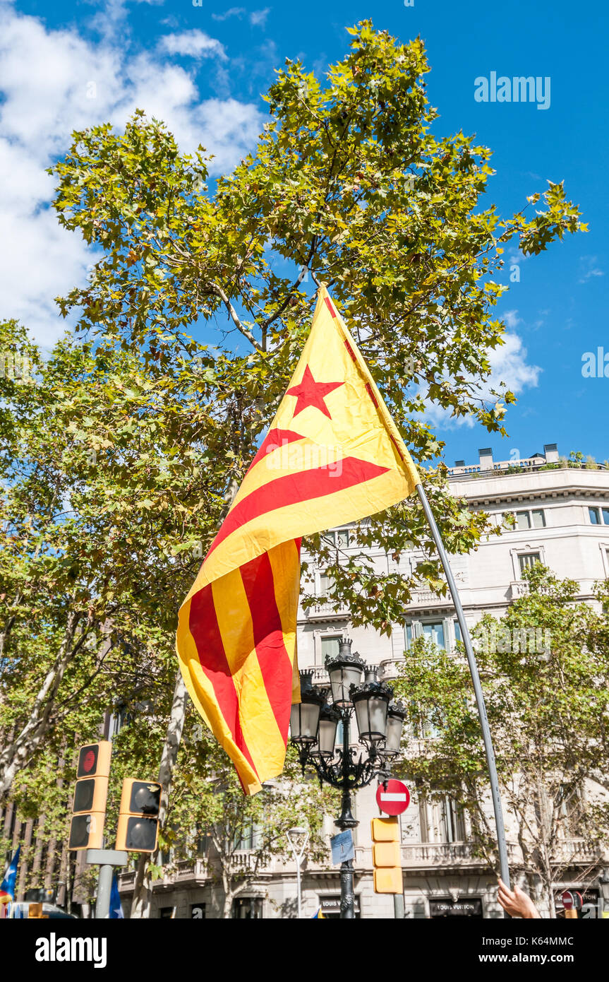 Barcellona, Spagna. Undicesimo Sep, 2017. Migliaia di pro-indipendenza bandiere (estelades) riempire le strade di Barcellona, in Catalogna giornata nazionale. Credito: lophius/Alamy Live News Foto Stock