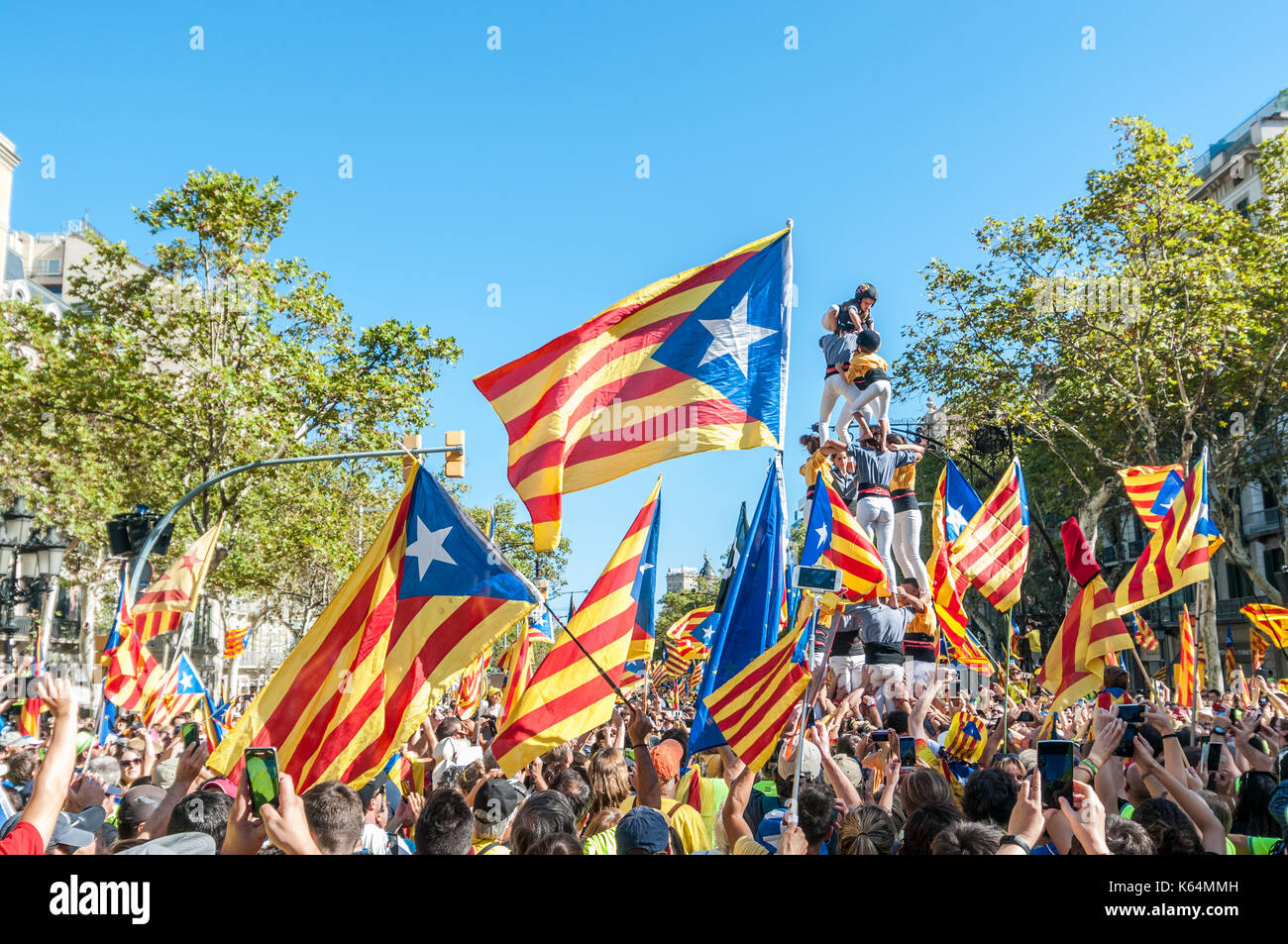 Barcellona, Spagna. Undicesimo Sep, 2017. Migliaia di pro-indipendenza bandiere (estelades) riempire le strade di Barcellona, con torre umana (castell) sulla destra, sulla Catalogna giornata nazionale. Credito: lophius/Alamy Live News Foto Stock
