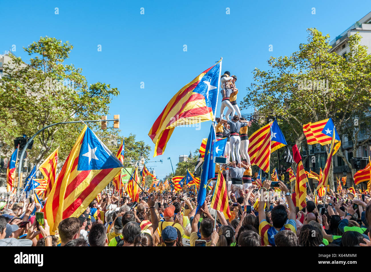 Barcellona, Spagna. Undicesimo Sep, 2017. Migliaia di pro-indipendenza bandiere (estelades) riempire le strade di Barcellona, con torre umana (castell) sulla destra, sulla Catalogna giornata nazionale. Credito: lophius/Alamy Live News Foto Stock