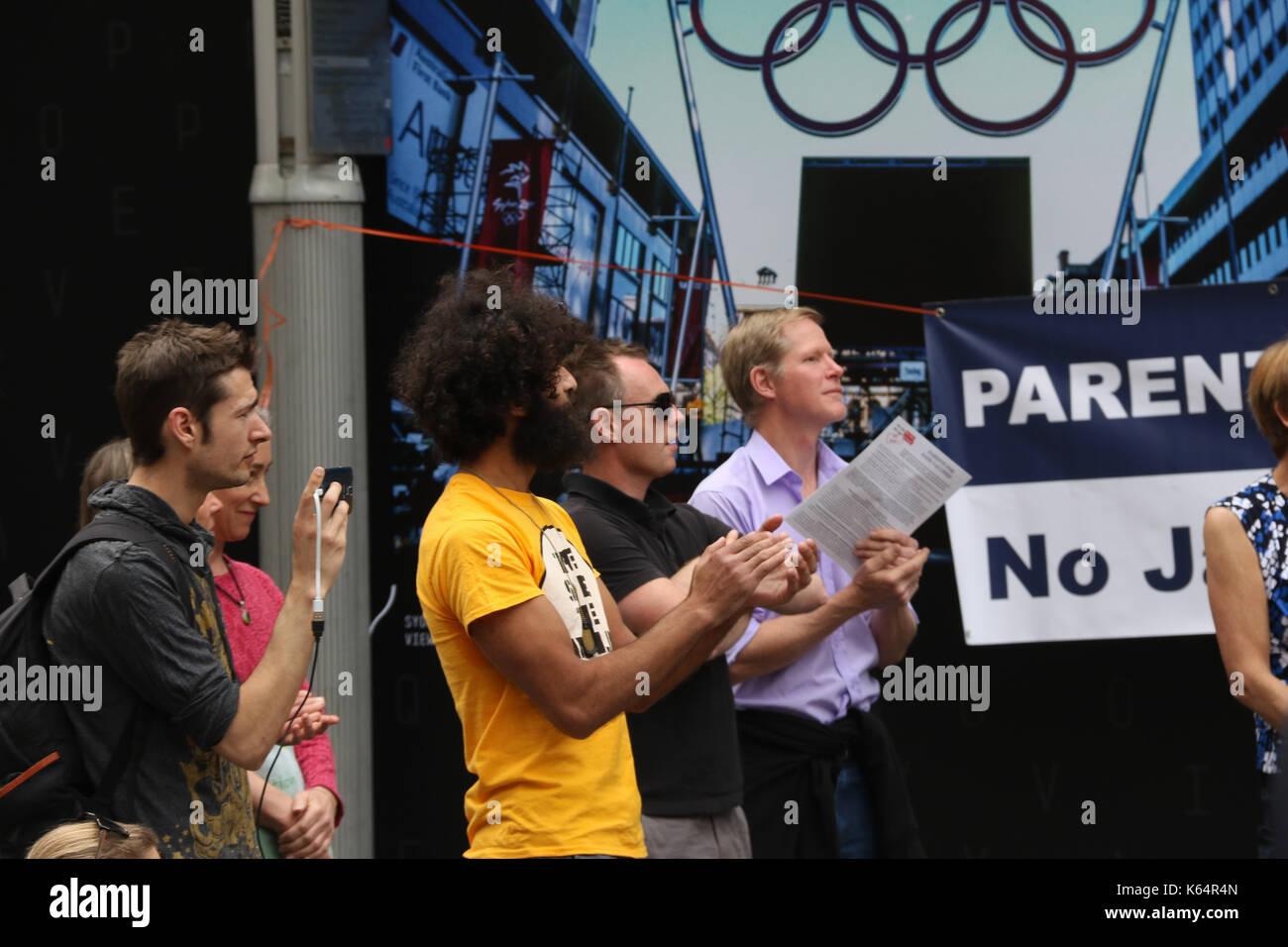 Sydney, Australia. 12 settembre 2017. Pro-scelta manifestanti contro il governo vaccinazione obbligatoria dei bambini si sono stretti in Martin Place, opposta NSW la Casa del Parlamento, Macquarie Street il giorno che il NSW stato inferiore del Parlamento Assemblea voterà sulla sanità pubblica emendamento Review Bill, che dicono che sarà infine rimuovere il coscienzioso e religiosi esenzioni per i bambini non immunizzati in modo che essi non saranno più in grado di partecipare a qualsiasi NSW Centri per l'infanzia. Credito: Richard Milnes/Alamy Live News Foto Stock