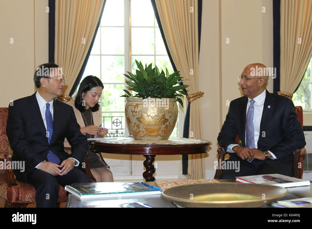 Kingston. Undicesimo Sep, 2017. Giamaica il governatore generale patrick allen (r) soddisfa con visita di Stato cinese il consigliere Yang Jiechi in kingston sept. 11, 2017. Credito: Huang yanan/xinhua/alamy live news Foto Stock