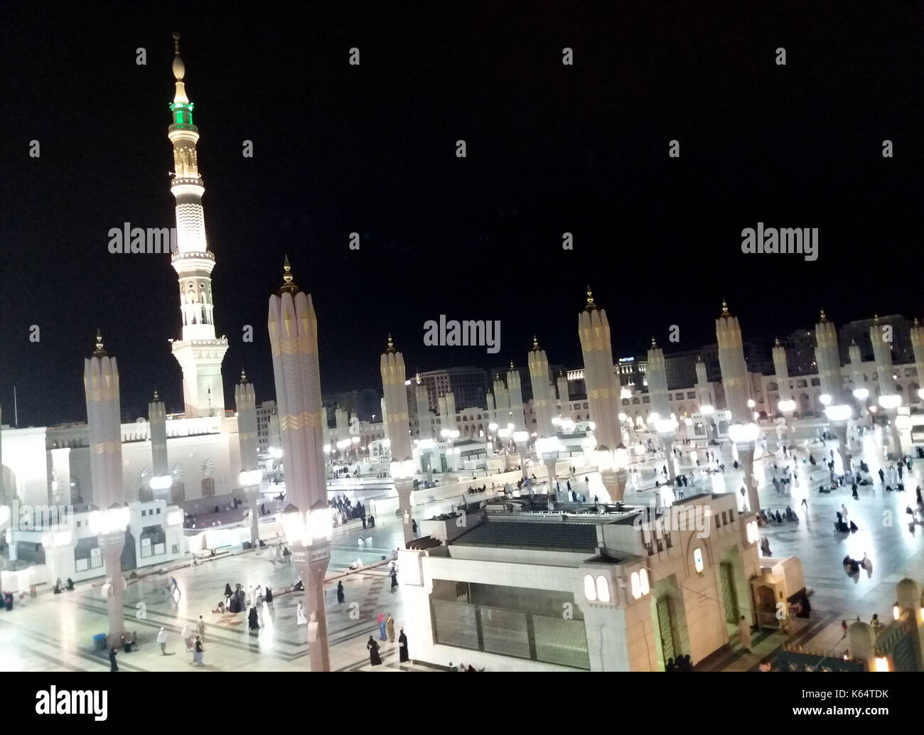 Medina, Arabia Saudita. 11 Settembre 2017. I pellegrini musulmani visitano la tomba del profeta Maometto ad al-Masjid al-Nabawi (la Moschea del Profeta) dopo il loro dovere di pellegrinaggio nella città Santa di Medina, Arabia Saudita 11 settembre 2017 Credit: Mohammed Hassan/APA Images/ZUMA Wire/Alamy Live News Foto Stock