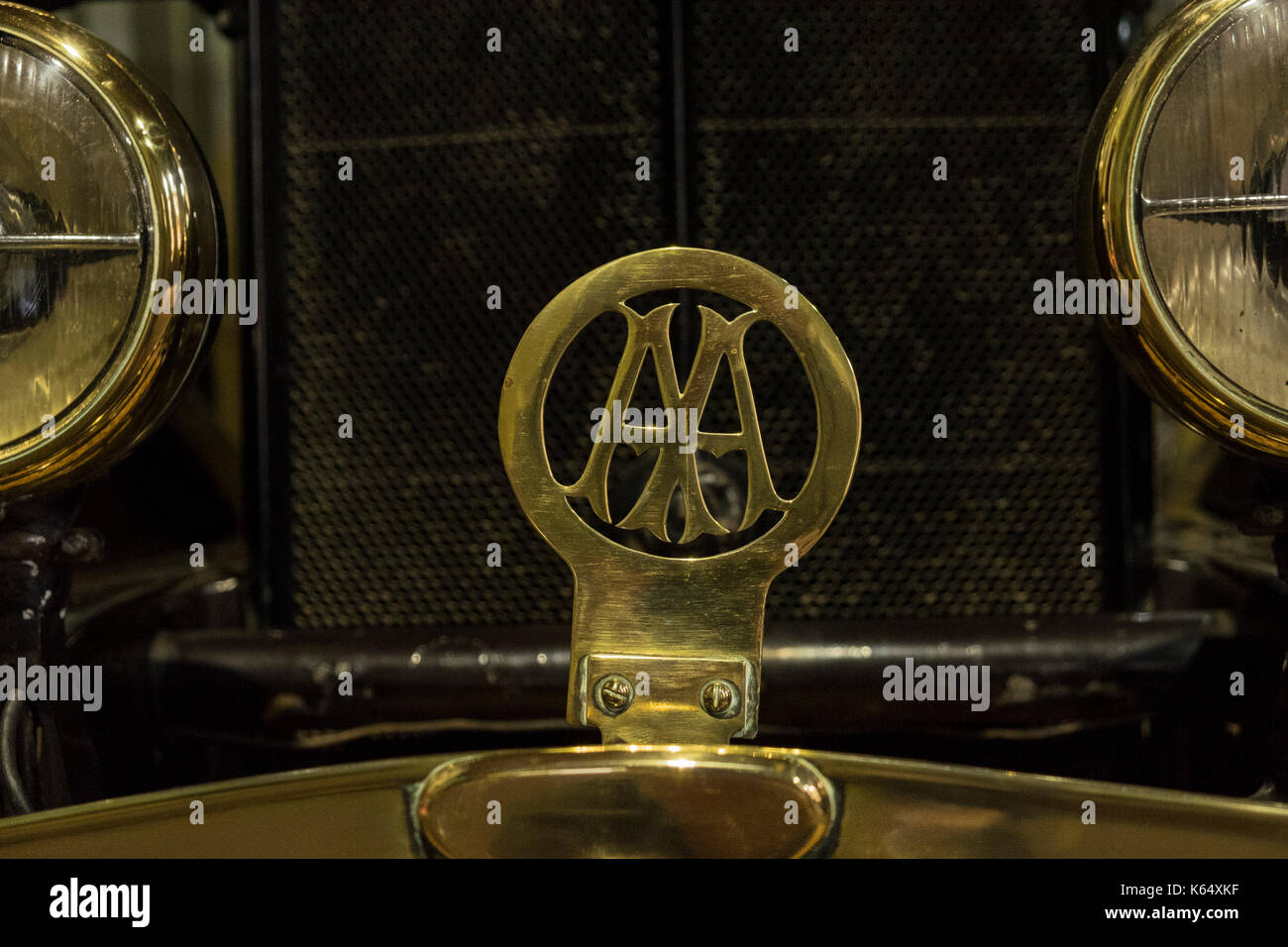 Ottone AA badge su una vettura nel museo a Sandringham, Norfolk, Inghilterra, Regno Unito Foto Stock