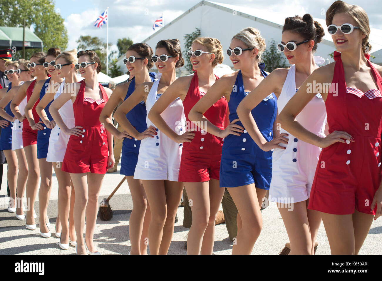 Pit Lane ragazze a Goodwood 2017 Riunione, Goodwood race track, organizzata dalla British Automobile Club Racing, West Sussex, in Inghilterra, Regno Unito Foto Stock