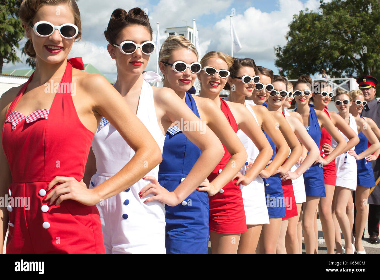 Pit Lane ragazze a Goodwood 2017 Riunione, Goodwood race track, organizzata dalla British Automobile Club Racing, West Sussex, in Inghilterra, Regno Unito Foto Stock