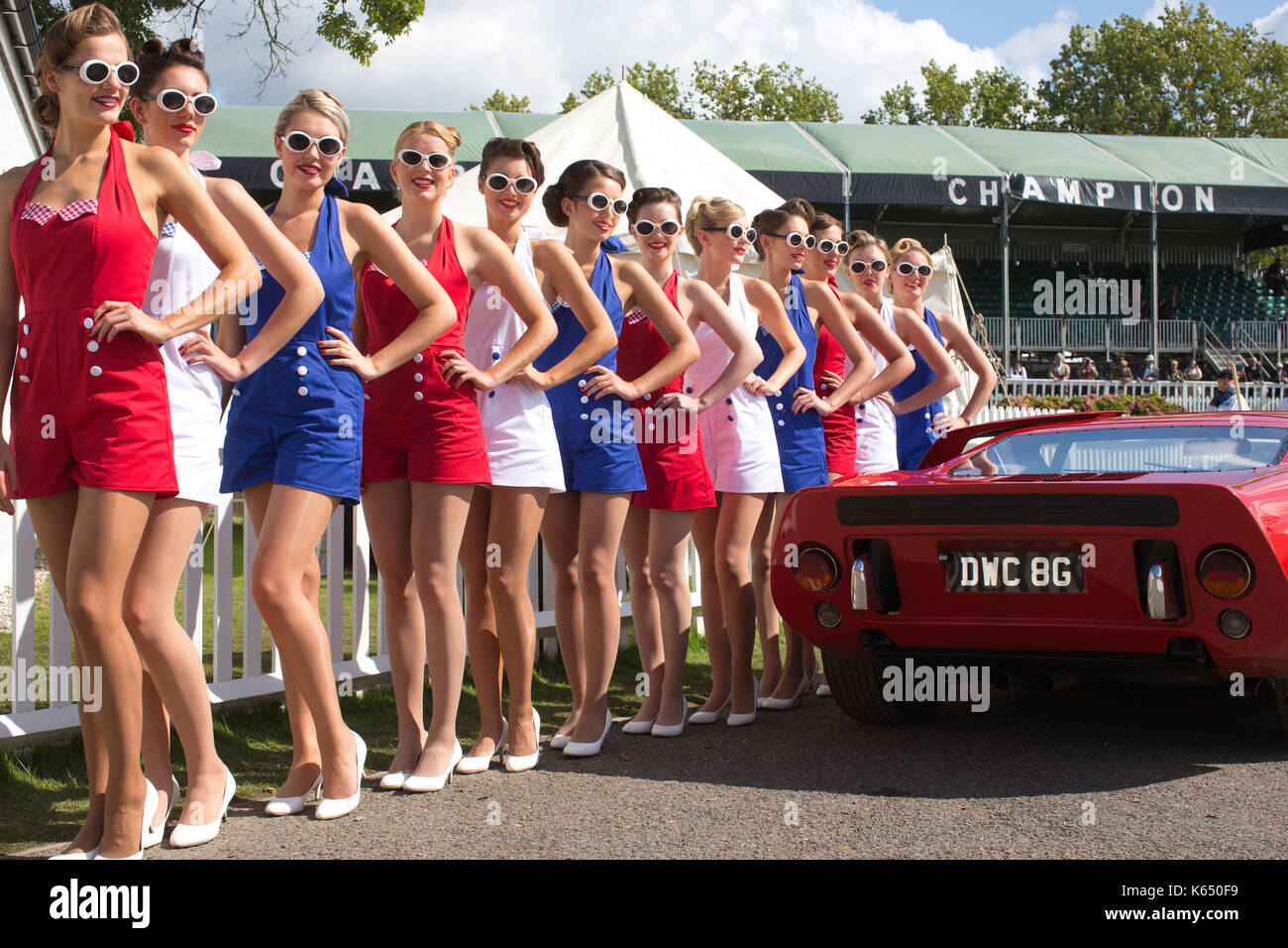 Pit Lane ragazze a Goodwood 2017 Riunione, Goodwood race track, organizzata dalla British Automobile Club Racing, West Sussex, in Inghilterra, Regno Unito Foto Stock