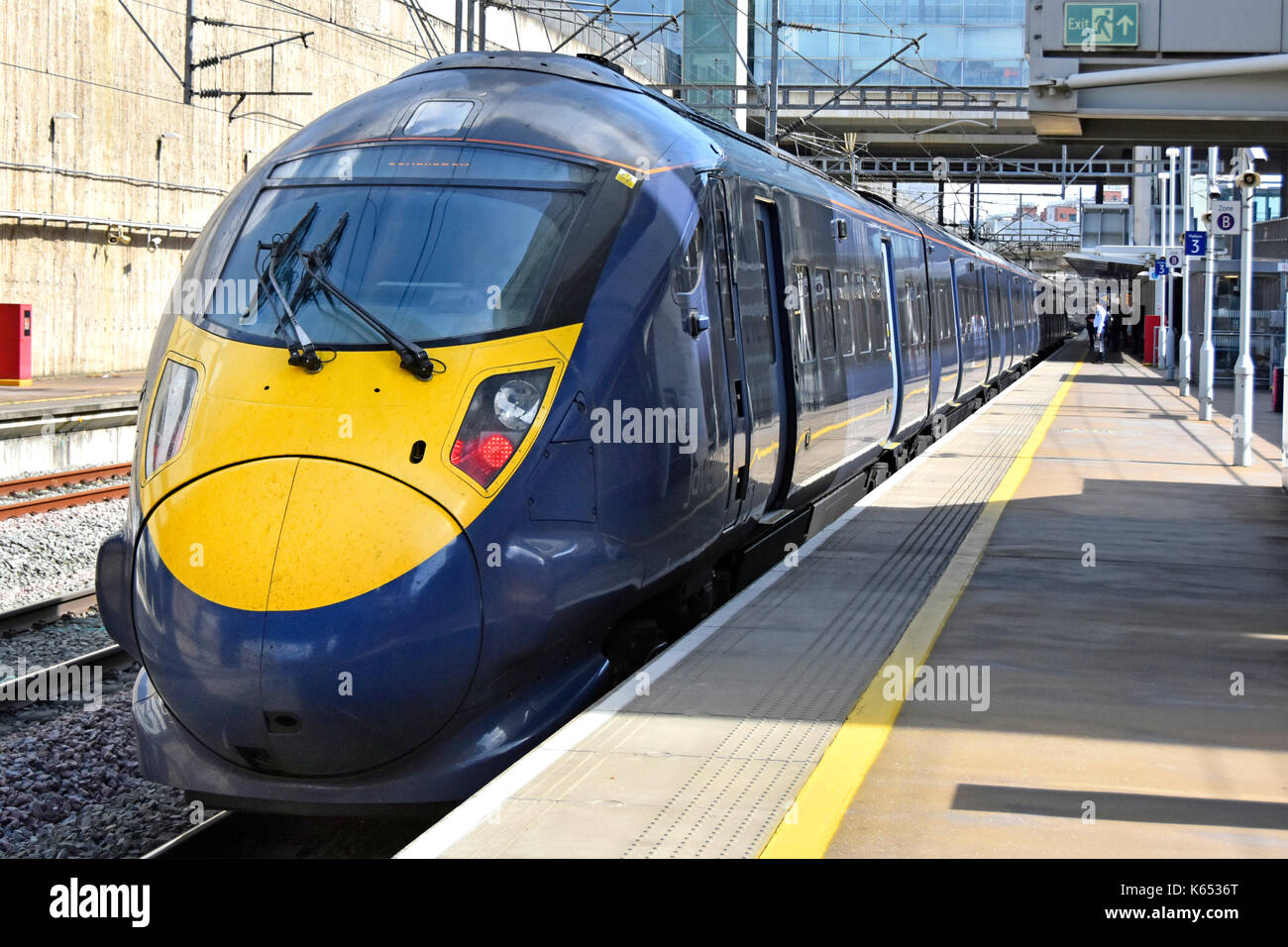 Southeastern alta velocità ferroviaria Javelin a Stratford piattaforma internazionale che serve 2012 Olympic Park & Westfield Stratford City Shopping Centre Regno Unito Foto Stock