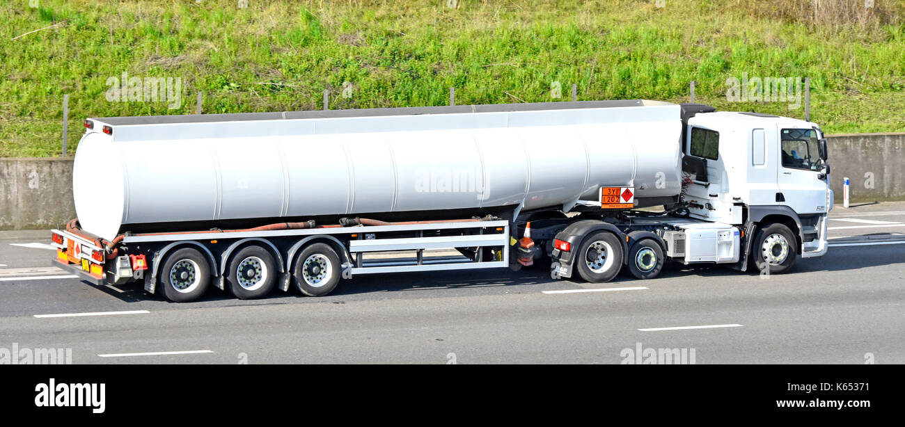 Bianca pulita articolato non marcati cisterna rimorchio & white autocarro autocarro con Hazchem Sostanze chimiche pericolose e informazioni sulle merci pericolose delle piastre sul rimorchio Foto Stock