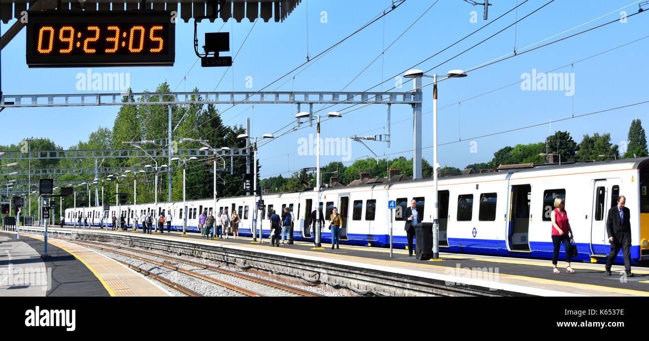 Digitale moderna stazione di treno di orologio e lo sbarco dei passeggeri TFL treno metro terminante a Shenfield Essex dopo una chiamata a tutte le stazioni di London REGNO UNITO Foto Stock