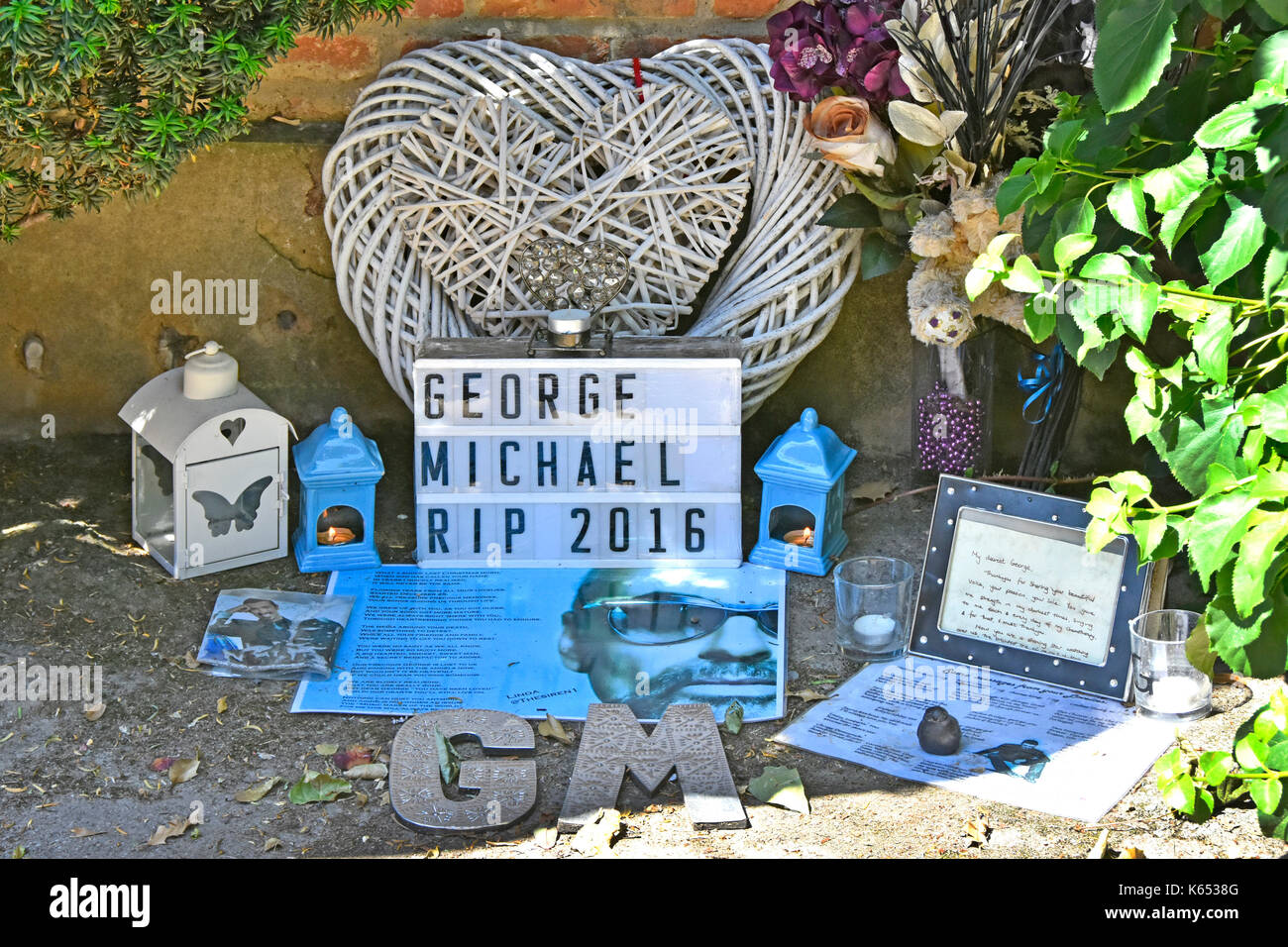 Ad hoc e santuario omaggio a George Michael cantante inglese creato sul sentiero al di fuori della sua casa a Goring-on-Thames in seguito alla sua morte nel 2016 Inghilterra Foto Stock