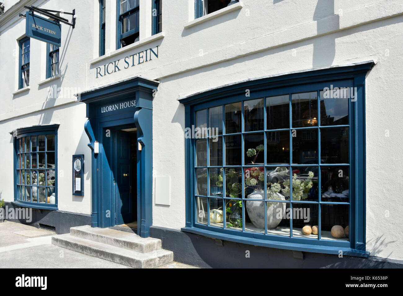 Rick Stein pesce e frutti di mare ristorante elevazione frontale & bay windows con ingresso in high street Marlborough Wiltshire, Inghilterra REGNO UNITO Foto Stock