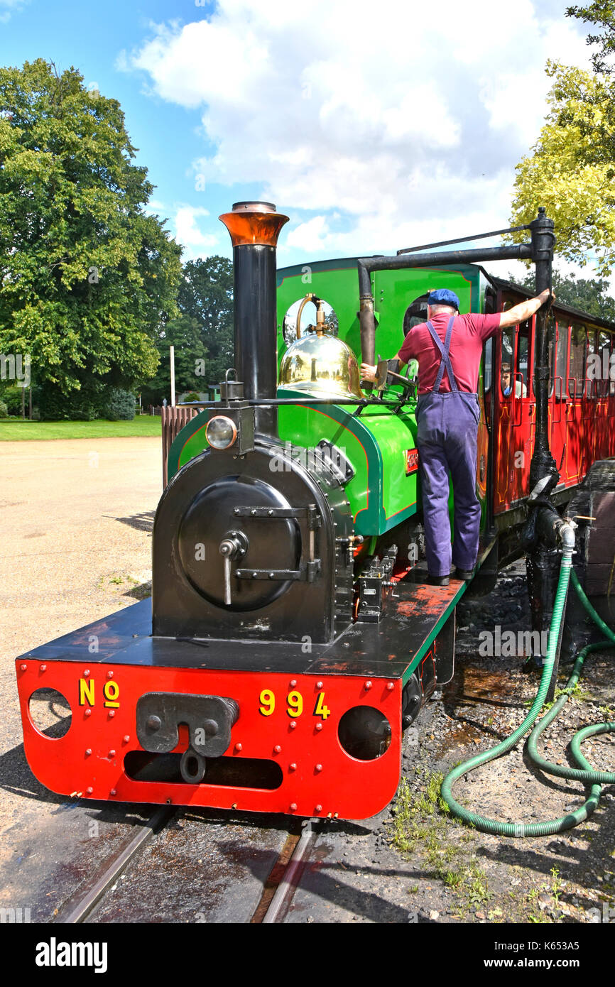 Giardini Bressingham driver motore cime fino serbatoio acqua motore a vapore locomotiva George Sholto numero 994 in attesa di trasporto i visitatori attorno Gardens Regno Unito Foto Stock