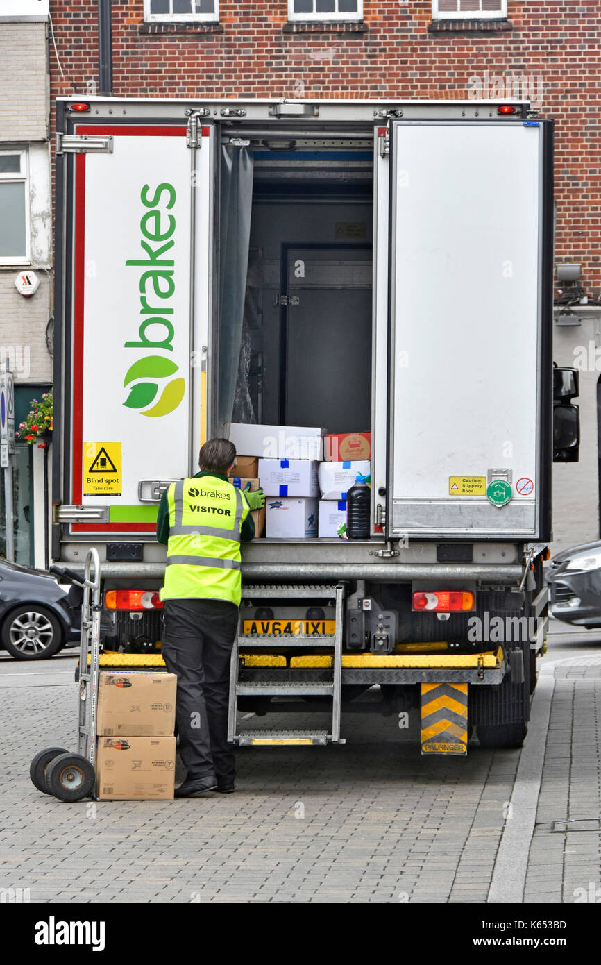 Primo piano dei freni parcheggiati all'ingrosso catena di approvvigionamento alimentare camion consegna camion conducente scarico quotidiano scatole sul carrello a Brentwood Essex Inghilterra Regno Unito Foto Stock