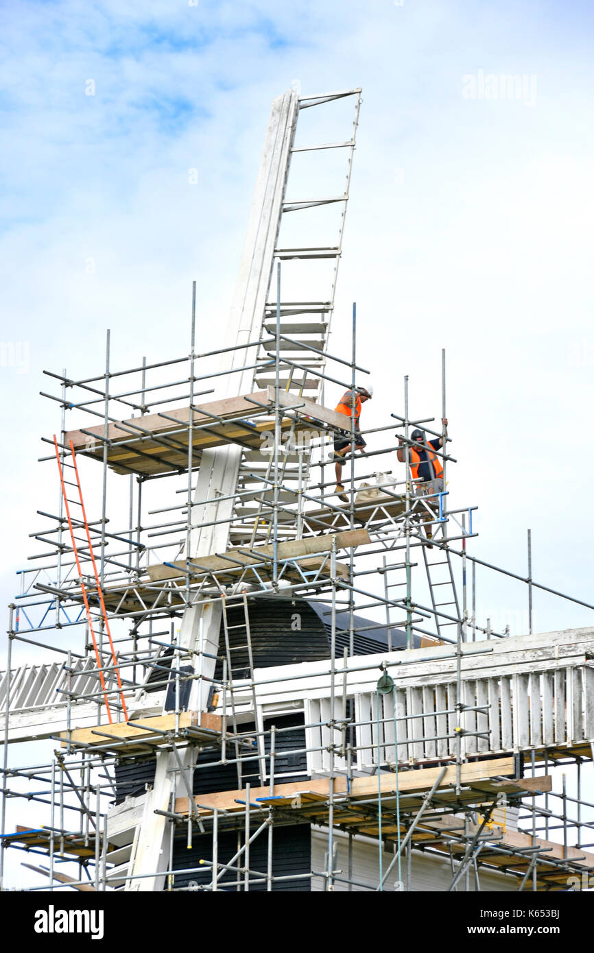 Mountnessing Mulino a vento post mulino elencati edificio con impalcature e lavoratori che riparano in decadimento e decomporsi legno su vele Brentwood Essex Inghilterra UK Foto Stock