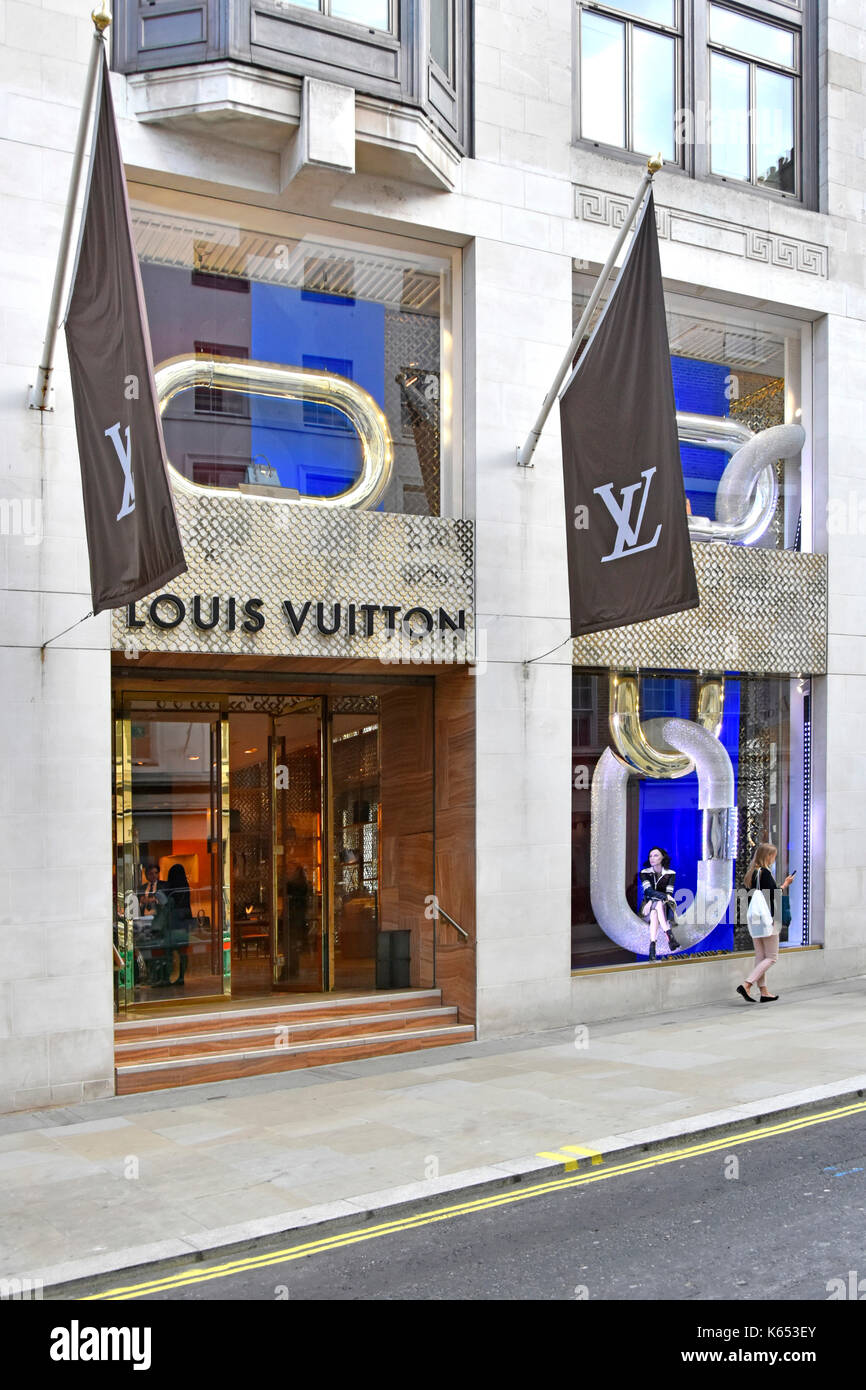 Louis Vuitton shop window display di beni di lusso in corrispondenza della loro zona di Mayfair locali nel nuovo Bond Street nel West End di Londra Inghilterra REGNO UNITO Foto Stock