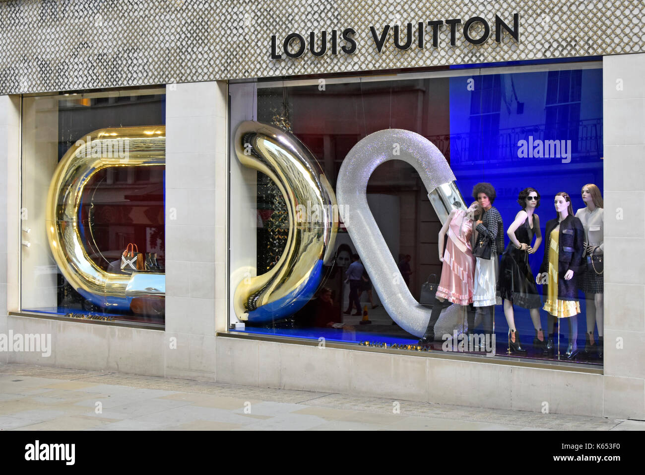 Louis Vuitton shop window display di beni di lusso in corrispondenza della loro zona di Mayfair locali nel nuovo Bond Street nel West End di Londra Inghilterra REGNO UNITO Foto Stock