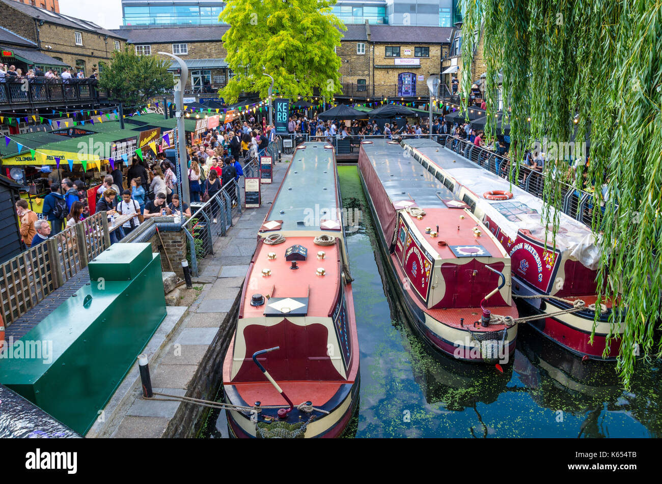 Cucina di strada bancarelle in Camden Market a Camden Lock, Londra. Foto Stock