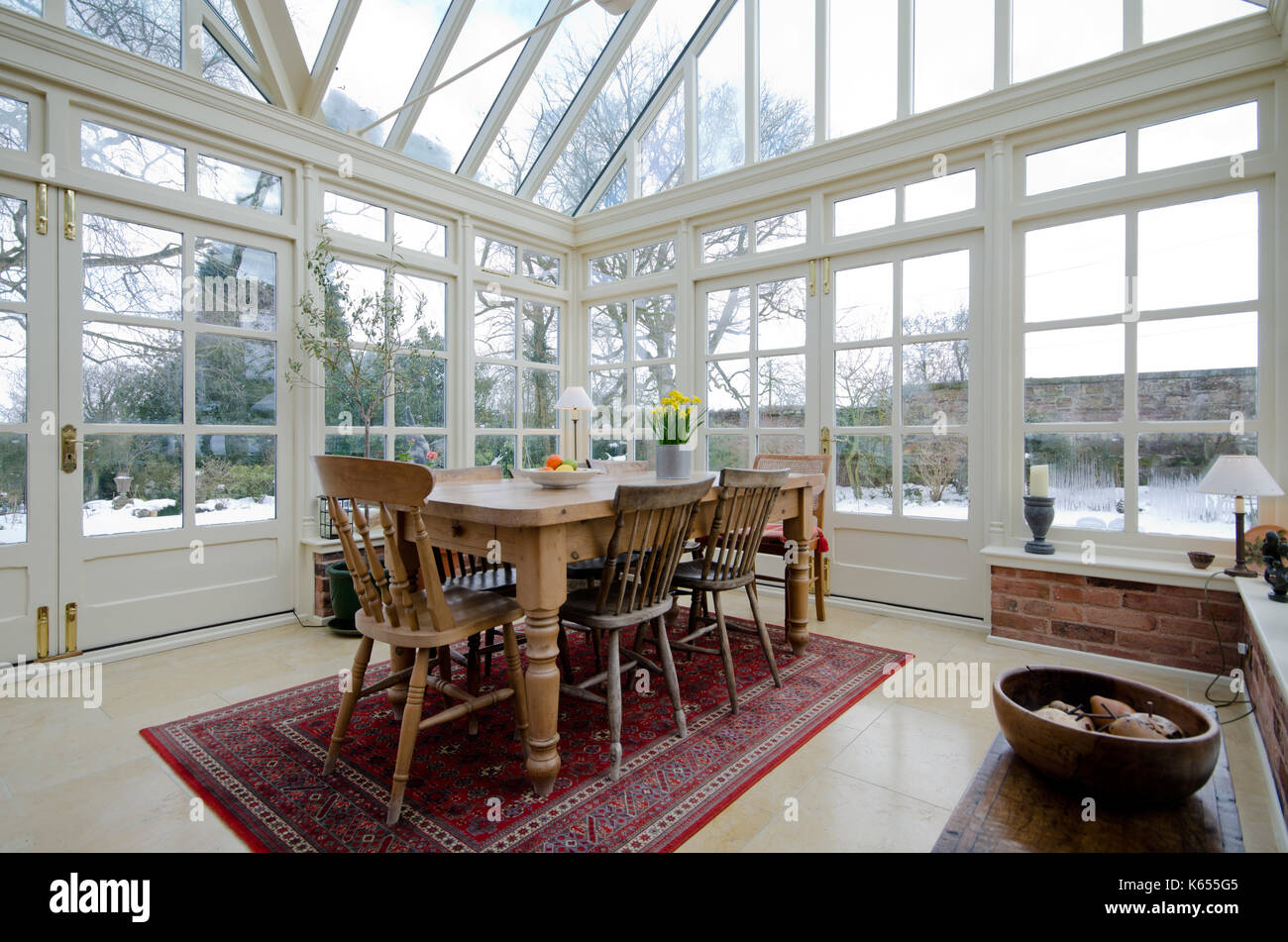 Tavolo da pranzo in legno di grandi dimensioni coservatory Foto Stock