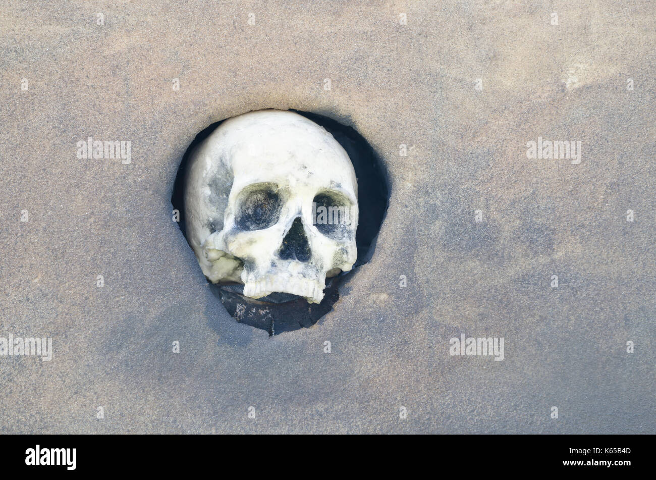Cranio di halloween. spooky halloween set cranio nel foro nella parete Foto Stock