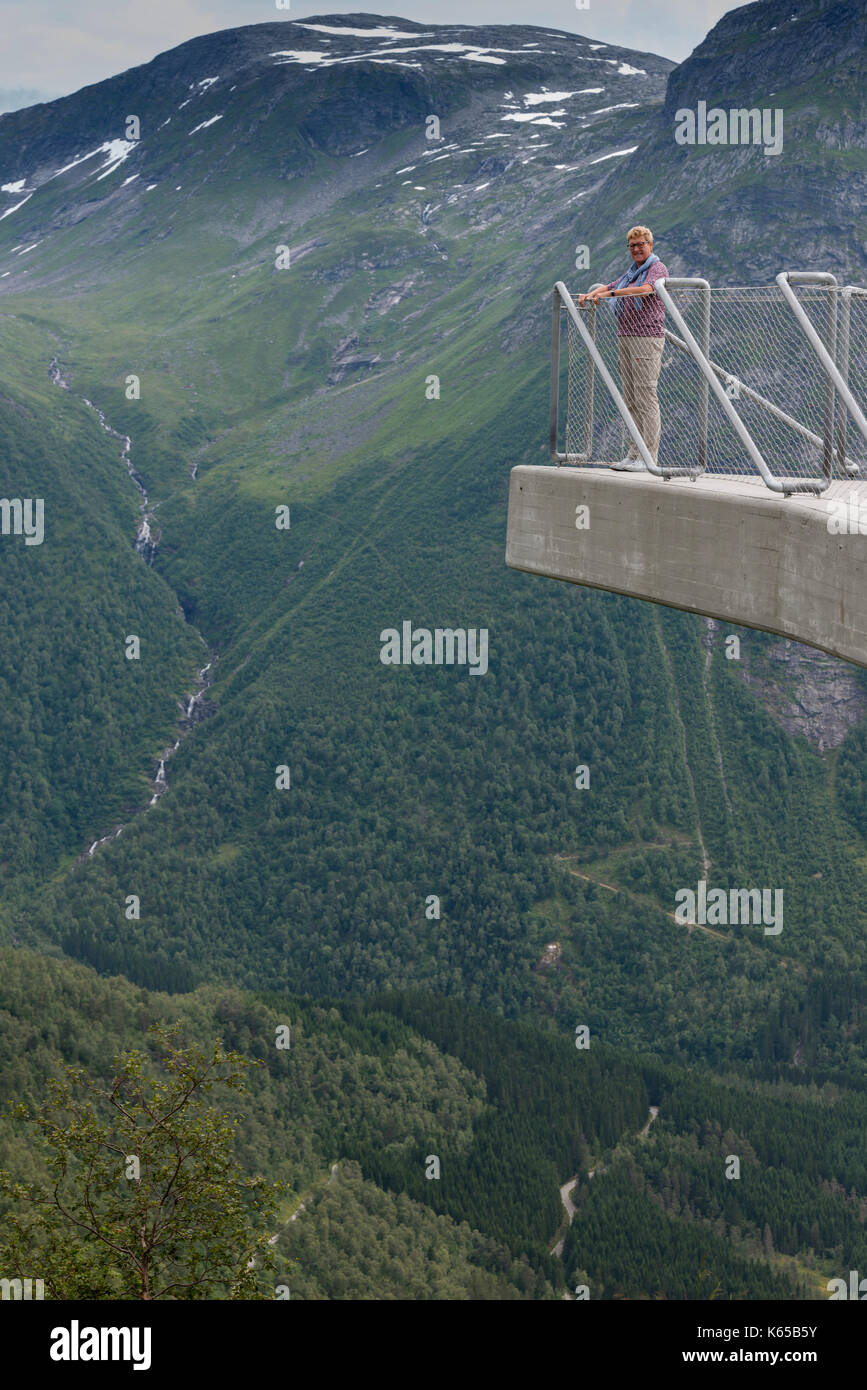 Donna sul famoso viewpoint utiskten Balestrand vicino in Norvegia Foto Stock