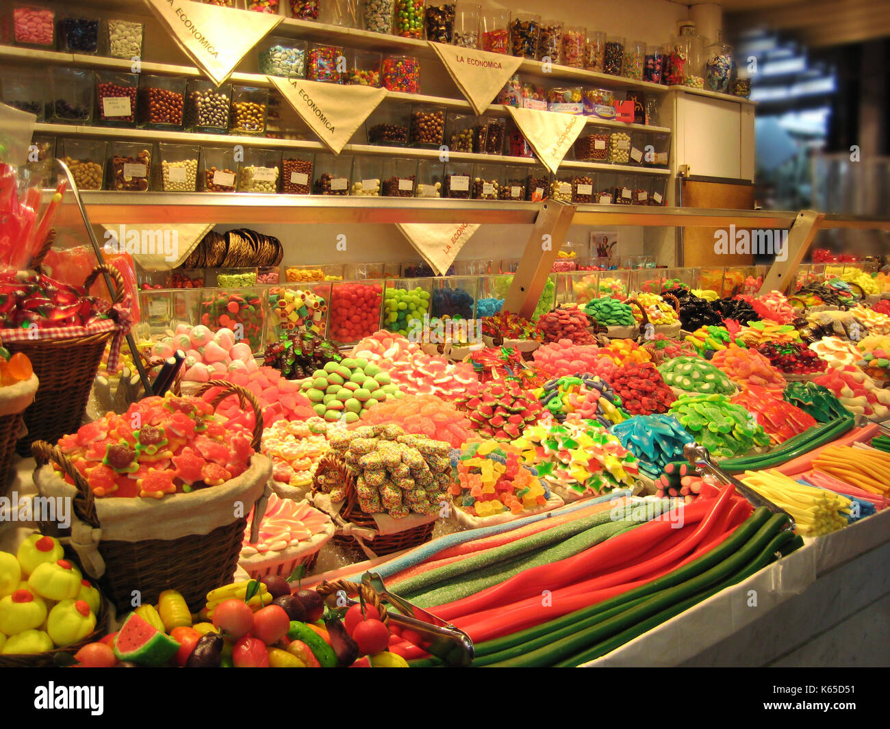 Il cibo al mercato la Boqueria BARCELLONA SPAGNA Foto Stock