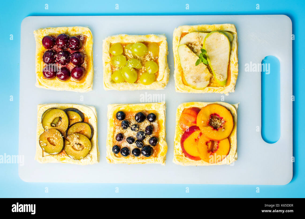 Fatta in Casa frutta torte dolci prima della cottura Foto Stock