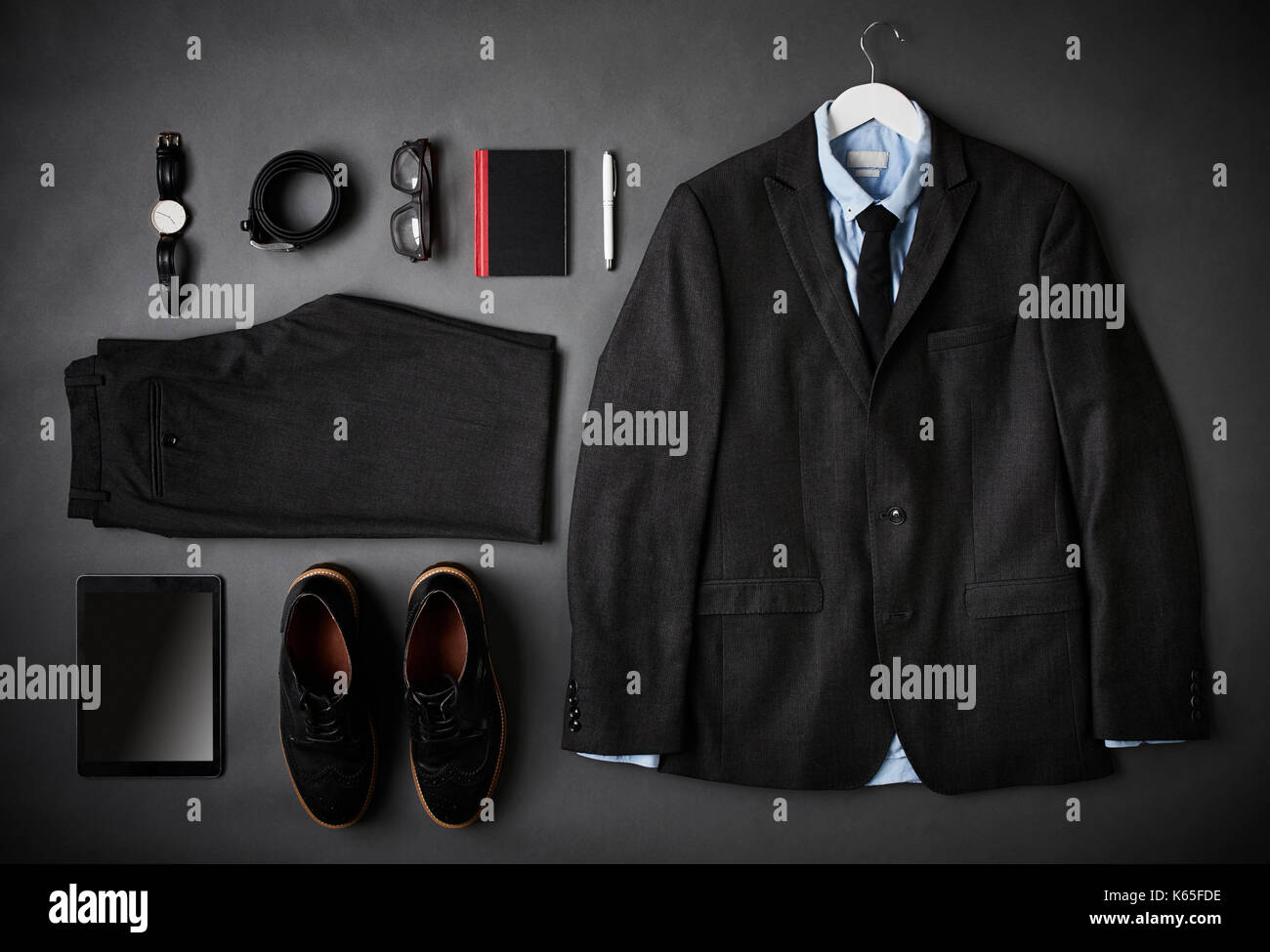 Piatto Shot laici dei maschi di Business Abbigliamento e tavoletta digitale Foto Stock