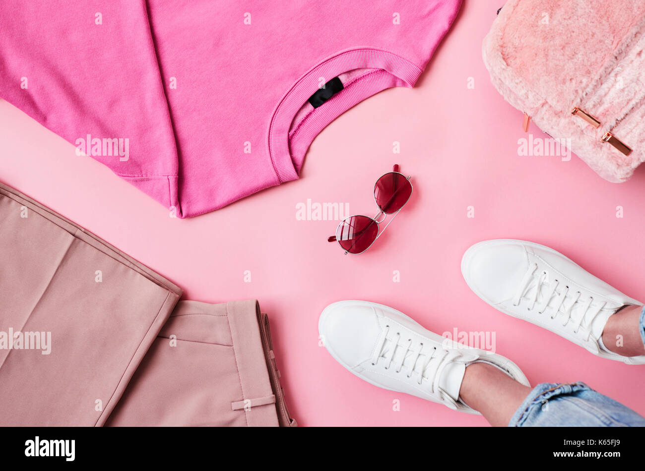 Piatto Shot laici della femmina rosa pastello abbigliamento con piedini Foto Stock