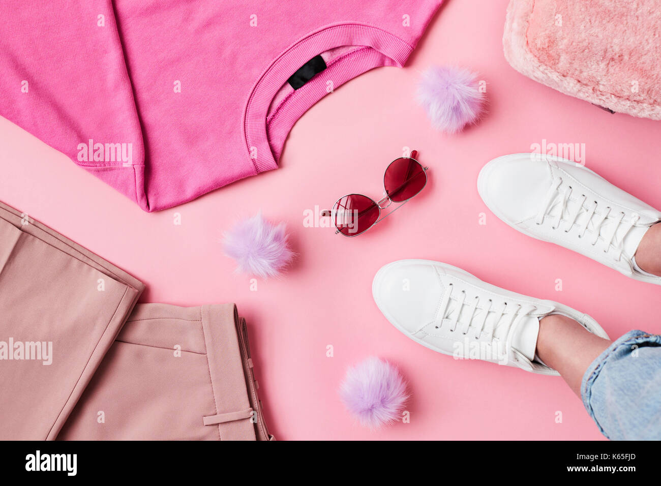 Piatto Shot laici della femmina rosa pastello abbigliamento con piedini Foto Stock