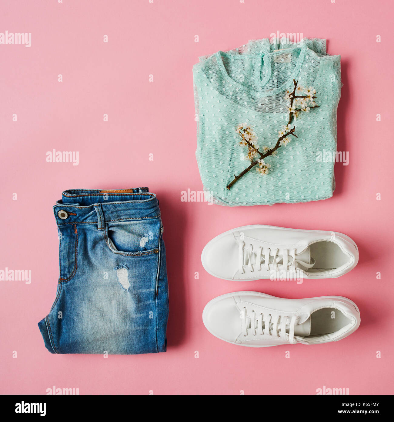 Piatto Shot laici di ragazze molla di capi di abbigliamento e accessori Foto Stock