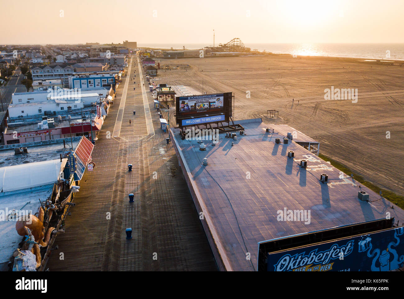 Wildwood, new jersey, Stati Uniti d'America - 5 settembre 2017: vuoto wildwood Boardwalk e Spiaggia di sunrise, sparare con un drone. wildwood in una località turistica sulla città Foto Stock