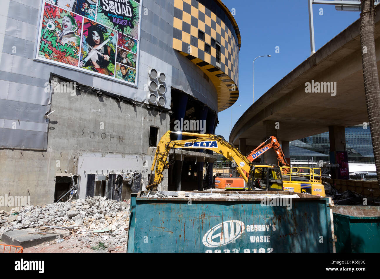 Macchine da demolizione avviare abbattendo il teatro IMAX la costruzione di Sydney in Australia è stato il più grande schermo di film in tutto il mondo Foto Stock