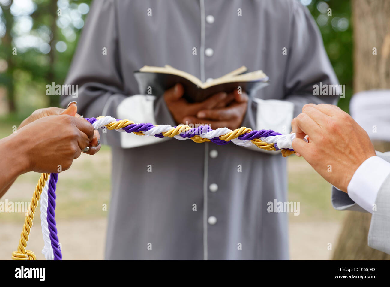 Unità legatura dei nodi in una cerimonia di nozze Foto Stock
