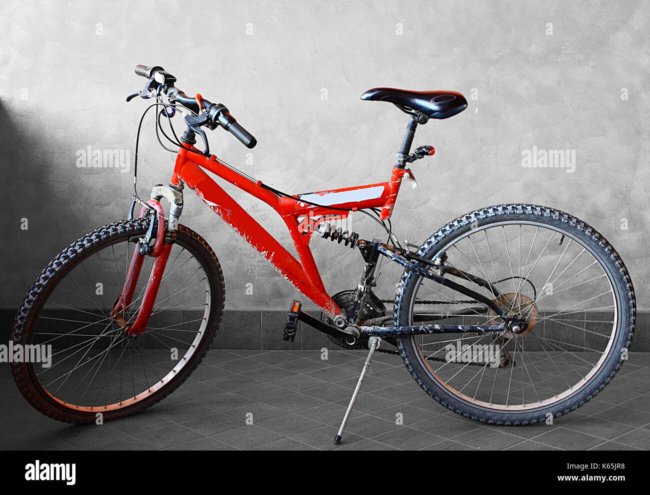 Una vera e propria mountain bike deve essere sporco di fango Foto Stock