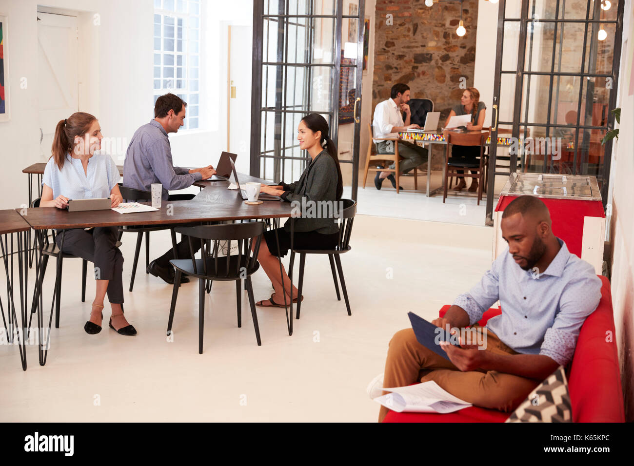 I giovani professionisti che lavorano in un ufficio open space Foto Stock