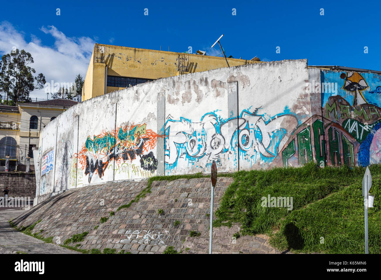 Strada di arte urbana e graffiti su un muro nei sobborghi di Quito, capitale dell'Ecuador, Sud America, una tipica scena di strada Foto Stock