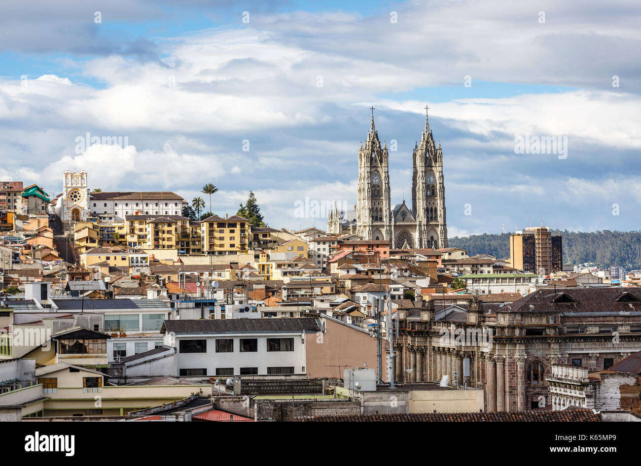 Torri gemelle della Basilica del Voto Nacional (Basilica del Voto Nazionale), un iconico punto di riferimento collina sulla skyline di Quito, capitale dell'Ecuador, Sud America Foto Stock