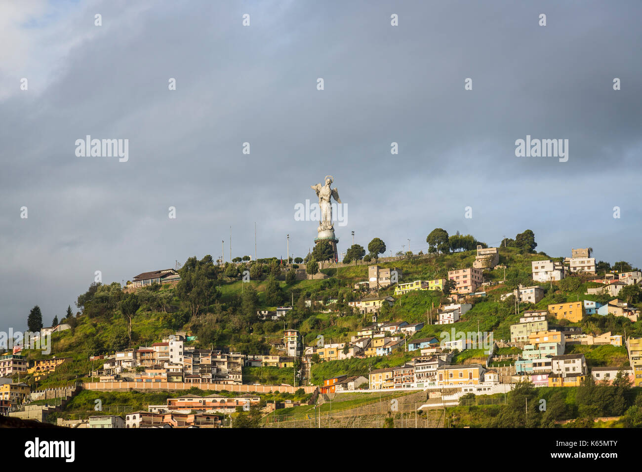 Vergine di Quito statua in pannelli di alluminio su El Panecillo Hill nella luce del mattino, Quito, capitale dell'Ecuador, Sud America, un iconico punto di riferimento locale Foto Stock