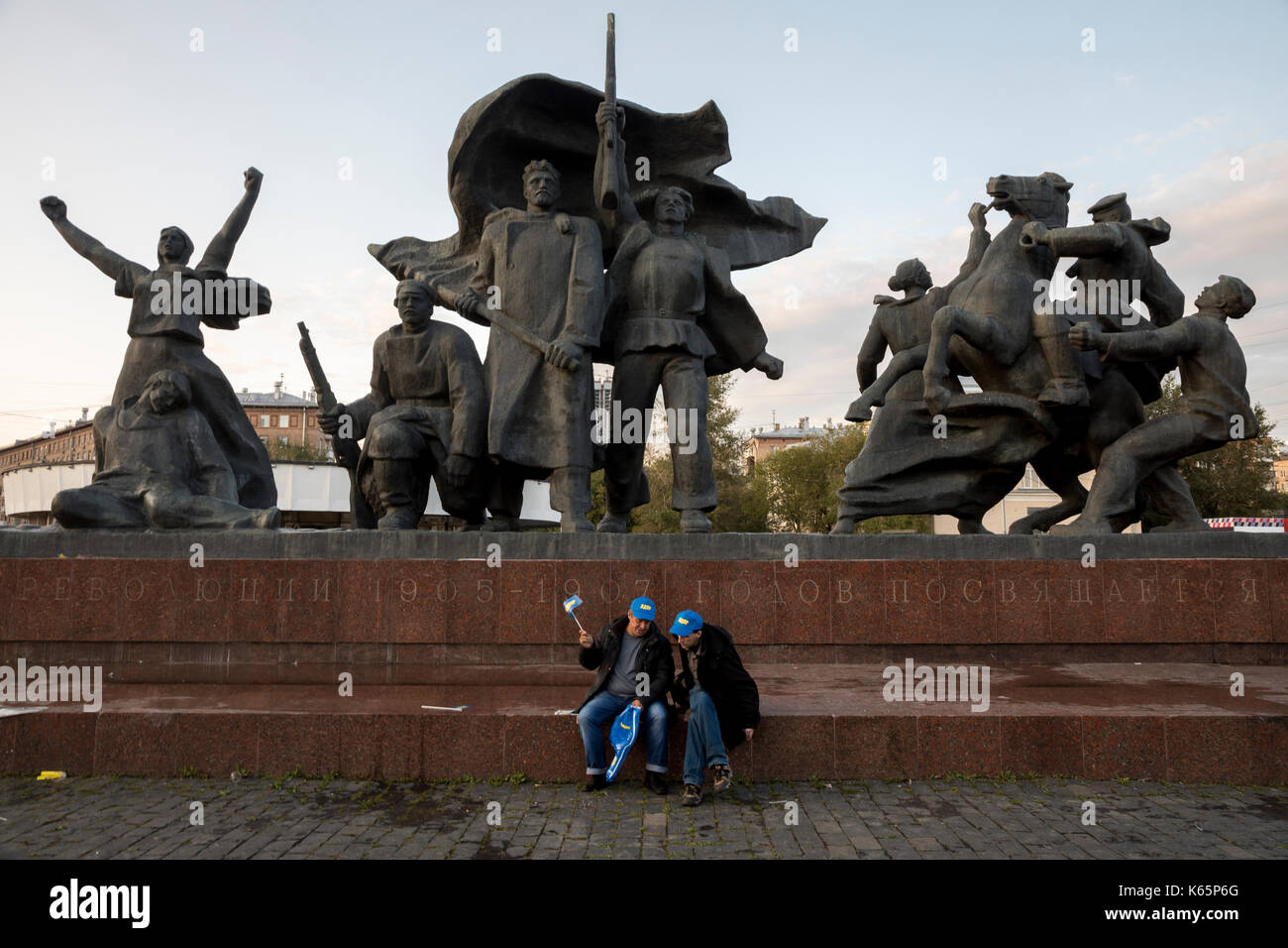 Gli attivisti ldpr sedersi di fronte al monumento della rivoluzione del 1905 anno dopo un partito polititical rally a Mosca, Russia Foto Stock