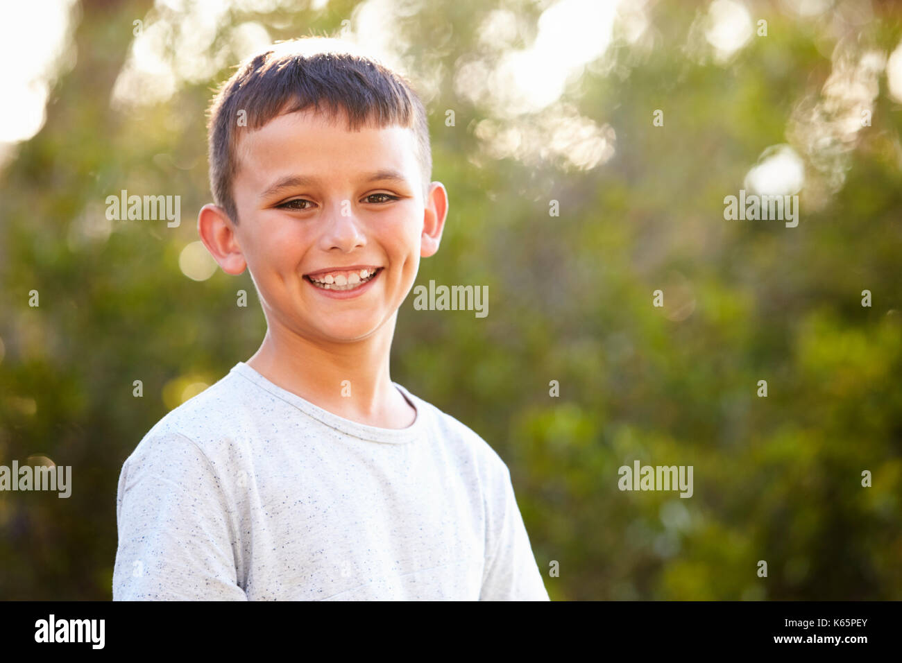 Ritratto di un sorridente ragazzo bianco cercando di fotocamera Foto Stock