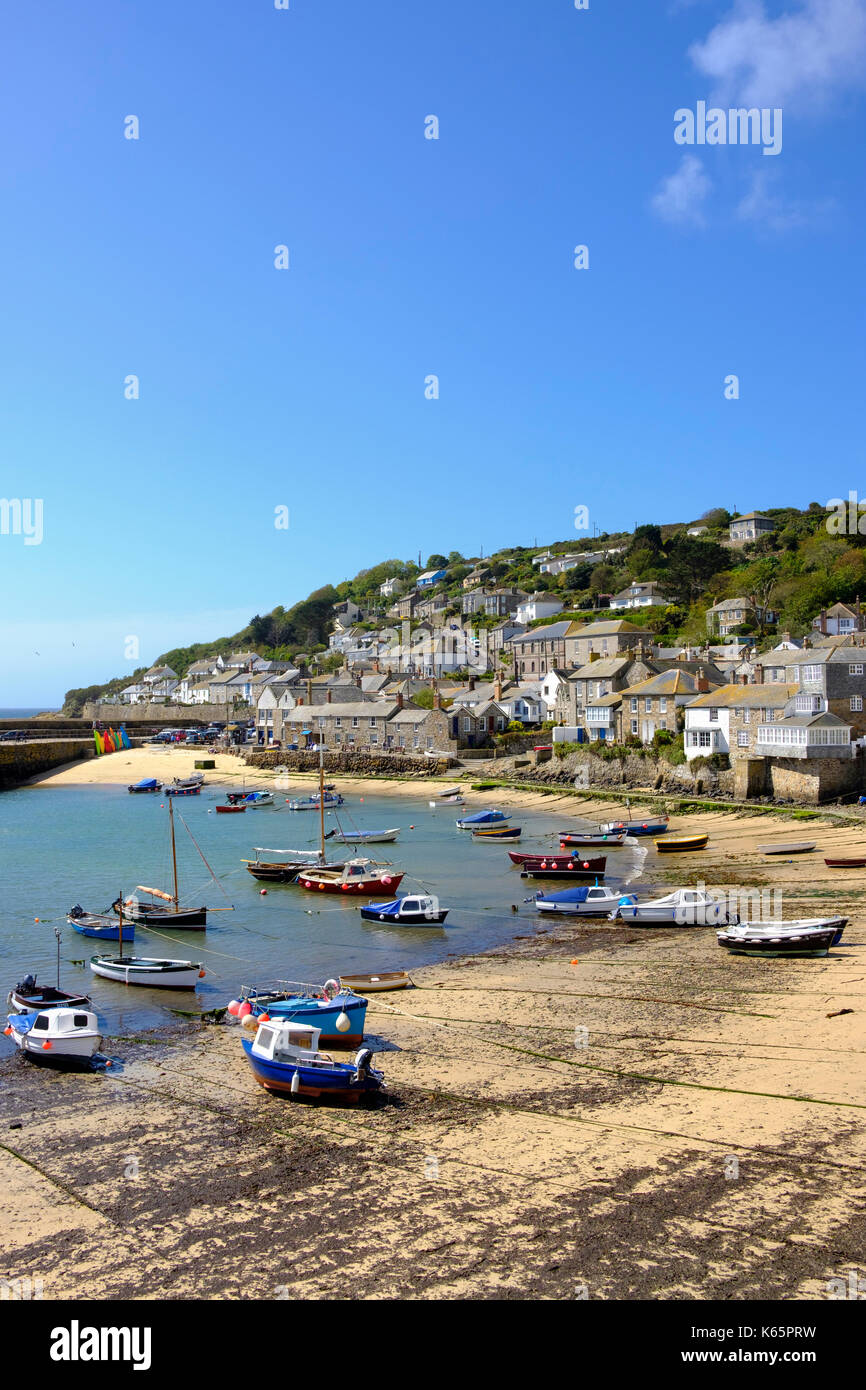 Barche da pesca al porto da pesca, mousehoule, Cornwall, Inghilterra, Gran Bretagna Foto Stock