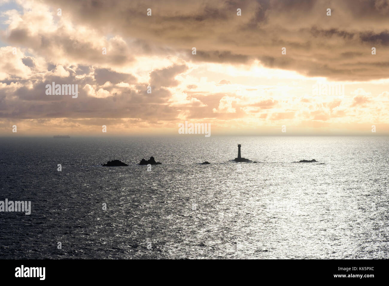 Faro di Longship, faro di Longships, Vista da Land's End, Cornovaglia, Inghilterra, Gran Bretagna Foto Stock