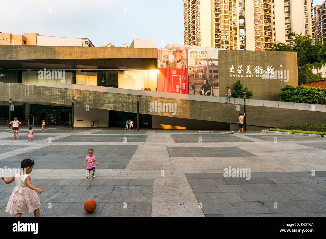 Bambini che giocano nei pressi di dafen Art Museum di Shenzhen, Cina Foto Stock