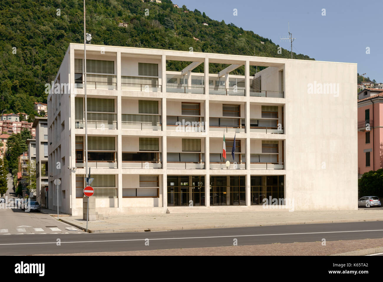 Vista sulla strada pubblica, dell'edificio costruito negli anni Venti dal famoso architetto terragni secondo gli standard di architettura moderna, sh Foto Stock