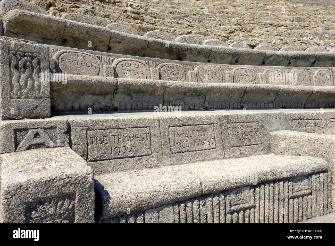 Inscritto schienali del sedile, minack theatre, porthcurno, Cornwall, Cornwall, Inghilterra, Gran Bretagna Foto Stock
