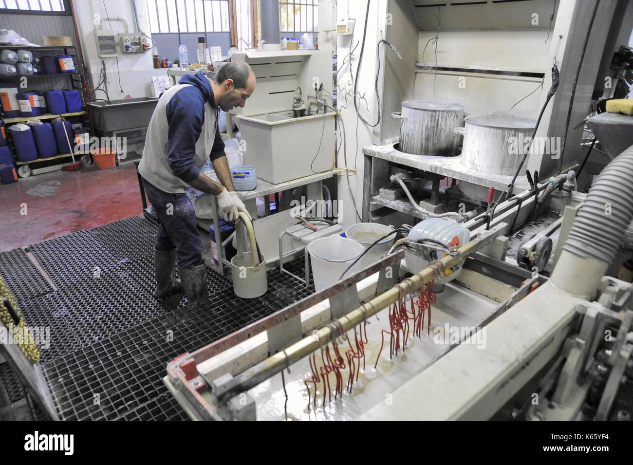 Laboratorio artigianale per la placcatura di bigiotteria (Milano, Italia) Foto Stock