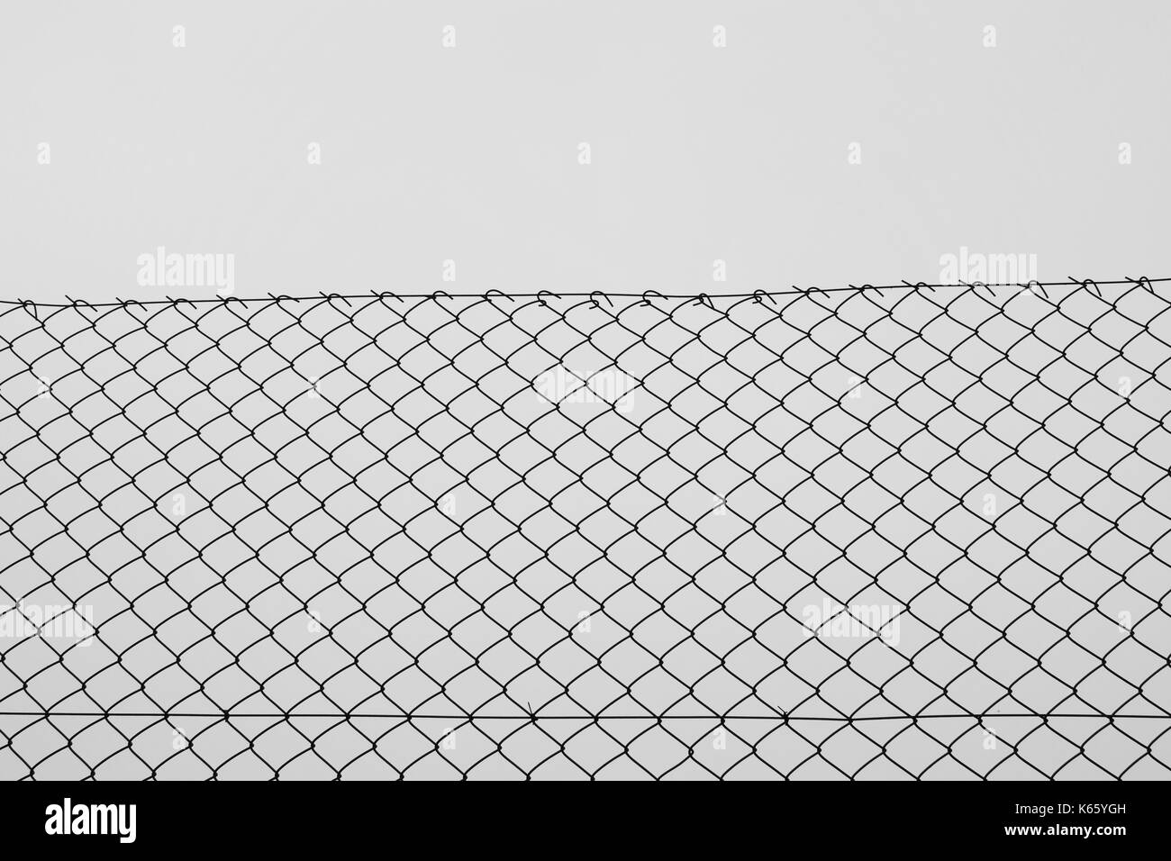 La catena di ferro di recinzione di collegamento rete metallica con maglie a losanga pattern astratti. sfondo bianco e nero. Foto Stock